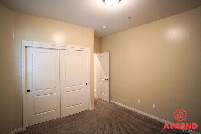 Building Photo - Glamorous Home in Seven Oaks Gated Community!