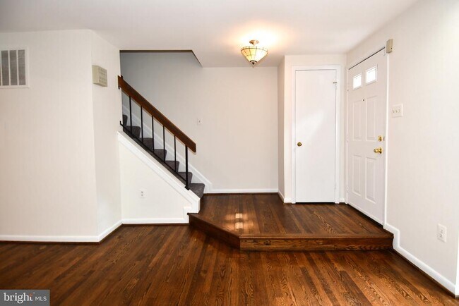 Building Photo - 5175 King Charles Way