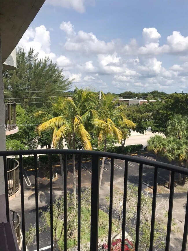 Building Photo - 2701 Riverside Dr