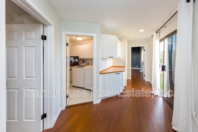 Building Photo - 5845 S Mansfield Ave