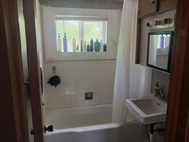Building Photo - 108 N Russel (Sublease) "Flexible Move in ...