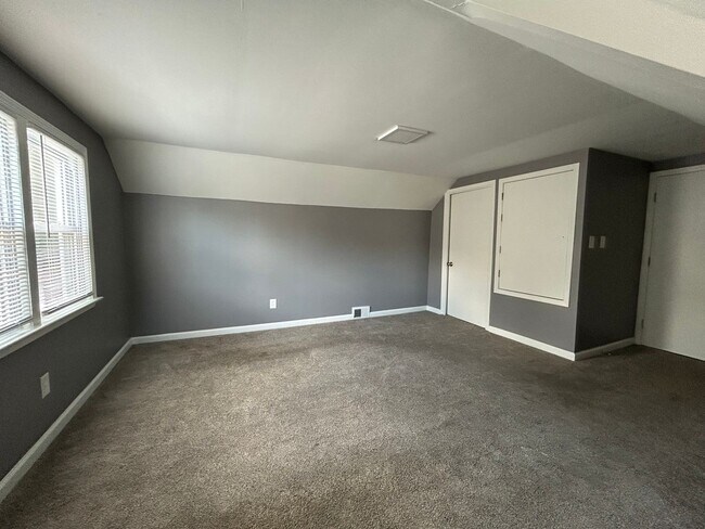 Building Photo - Spacious 3-Bedroom, 2-Bath House in South Euclid