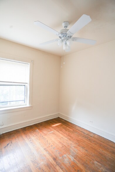 Building Photo - 1535 W Cornelia Ave