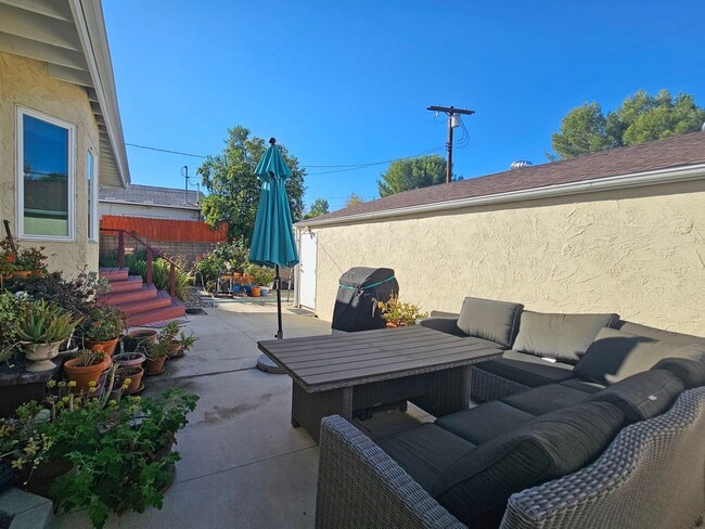 Building Photo - 3 spacious bedrooms and 3 bathrooms in Popular Encino location