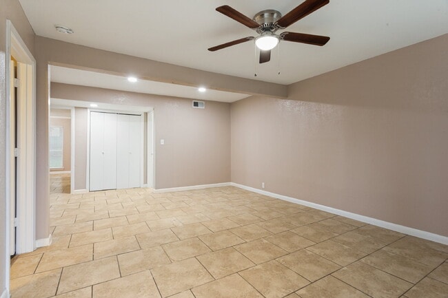 Building Photo - Spacious & Modernized Duplex Living in Southwest Fort Worth