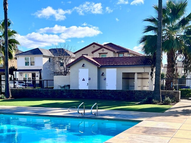 Building Photo - $2,295 DeWolf & Barstow, 3 Bedroom House - Clovis / Community Pool + Neighborhood Parks