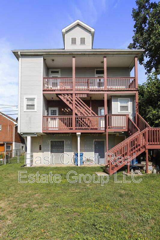 Building Photo - 914 Summit Ave