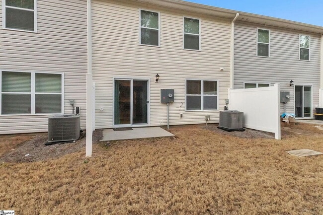 Building Photo - 3 bed, 2.5 bathroom Townhouse