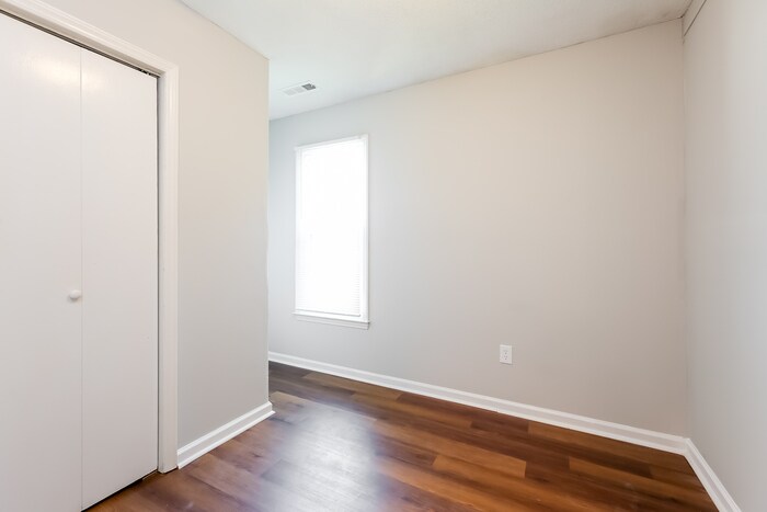 Building Photo - 406 Weaver Ln