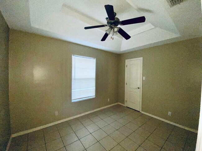 Building Photo - 1013 E Westway Ave