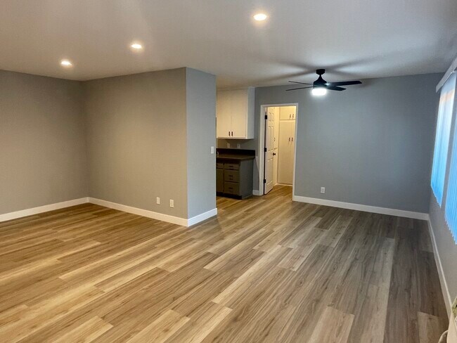 Building Photo - 568 E Magnolia Blvd