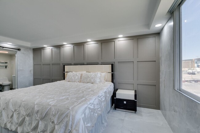 Building Photo - Elevated Penthouse Living with Private Terrace & Resort-Style Amenities * MOVE IN SPECIAL *