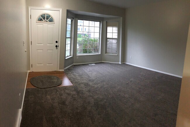 Building Photo - Spacious Sandy Rambler w 2 car attached