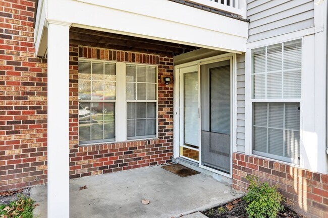 Building Photo - Large 2 Bedroom 2 Bath Ground Floor Condo - ZERO STEPS!