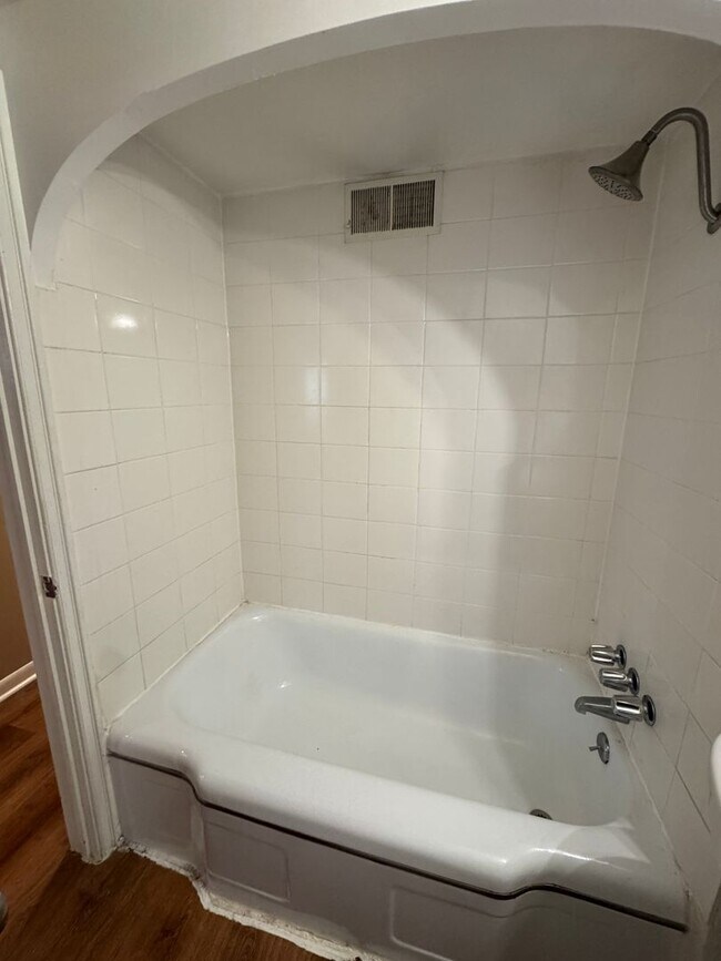 Building Photo - Cute 3 Bedroom 2 Bath in Lakewood!