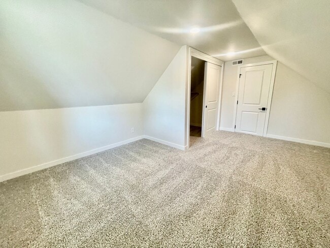 Building Photo - 5-Bedroom, 2 Bathroom Home with In-Unit Wa...