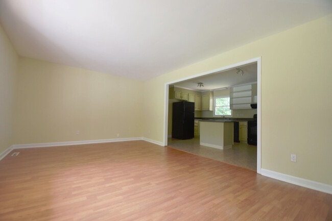 Building Photo - 3BR/2BA Ranch with Fenced Yard – Huntersville