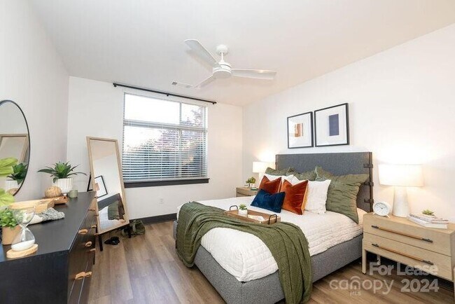 Building Photo - 425 W Trade St