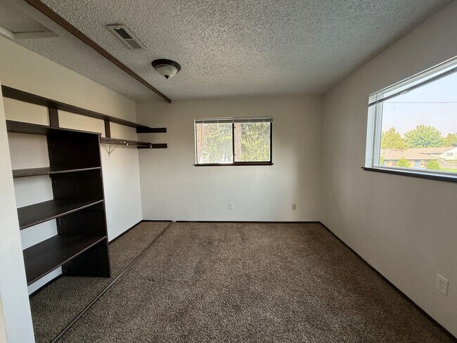 Building Photo - 925 Gellatly Ave