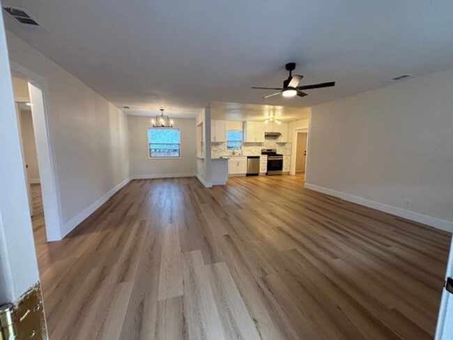 Building Photo - Beautiful newly renovated home