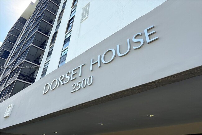 Building Photo - 2500 NE 135th St