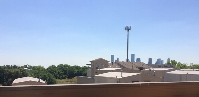 Building Photo - 115 E 2nd St