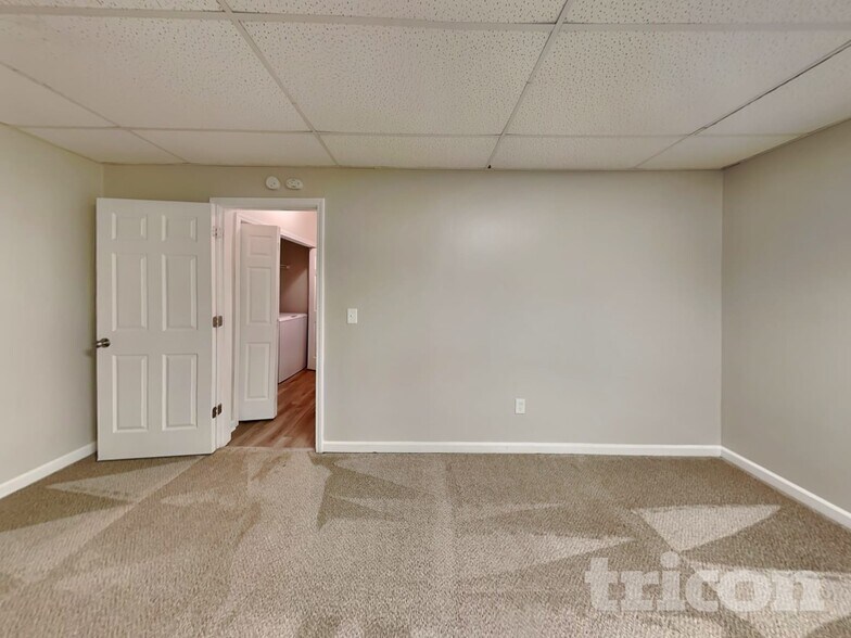 Building Photo - 645 Dillon Dr