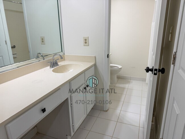 Building Photo - 2 bedroom condo in Atlanta in gated community
