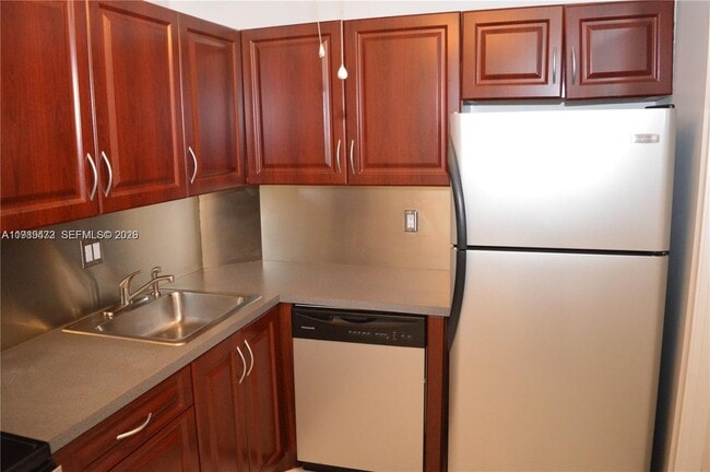 Building Photo - 9 NE 19th Ct