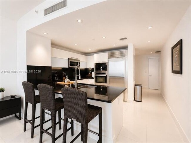 Building Photo - 17121 Collins Ave