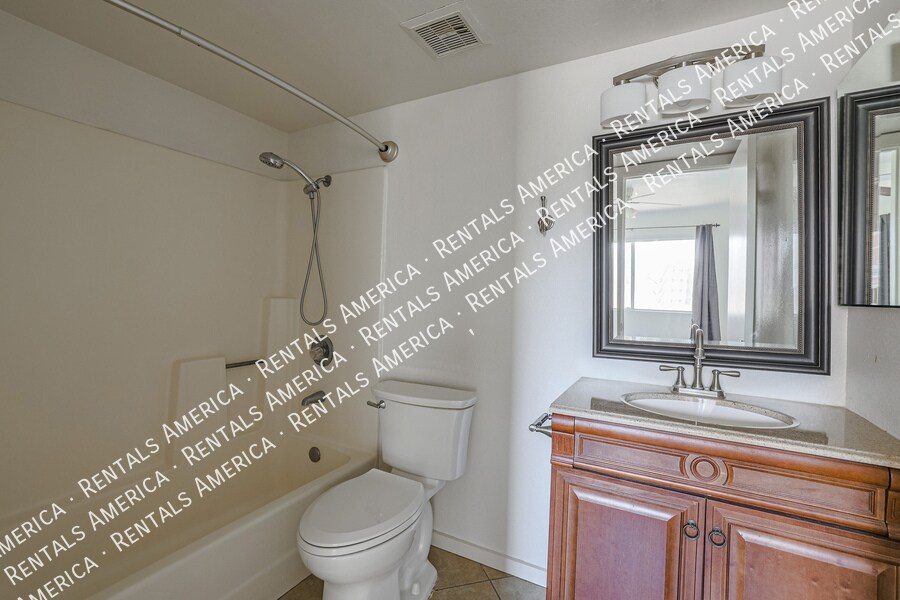 Building Photo - 1014 E Spence Ave