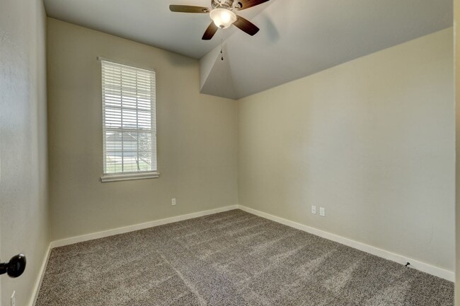 Building Photo - Desirable Home In Valencia Park!