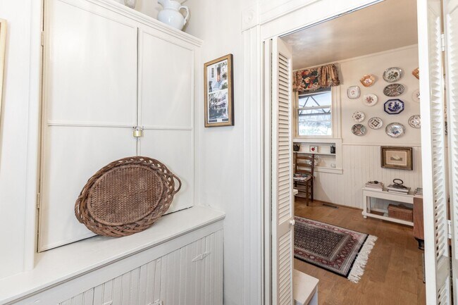 Building Photo - RESIDENTIAL/COMMERCIAL RENTAL - Charming historic home located downtown Opelika! (*Partially Furn...