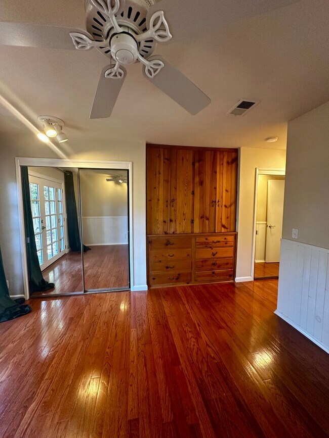 Building Photo - 4 bedroom home