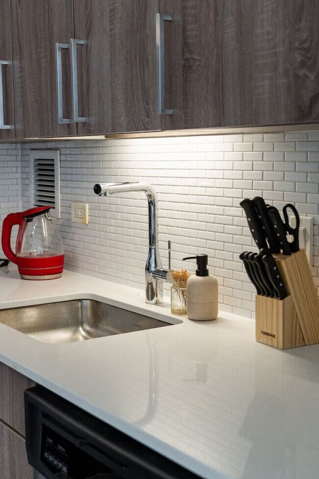 Building Photo - 901 S Ashland Ave