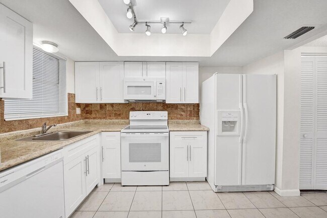 Building Photo - 3 BR / 3 BA + Patio + Parking AVAIL 8/1