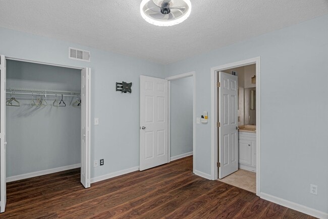 Building Photo - AVAILABLE NOW!  2 BED 2.5 BATH TOWNHOME