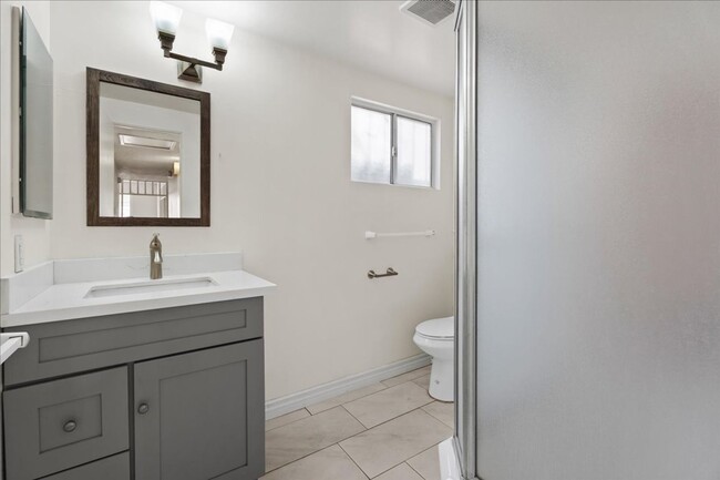 Building Photo - Spacious 3 Bed 2 Bath House w/ Central A/C...