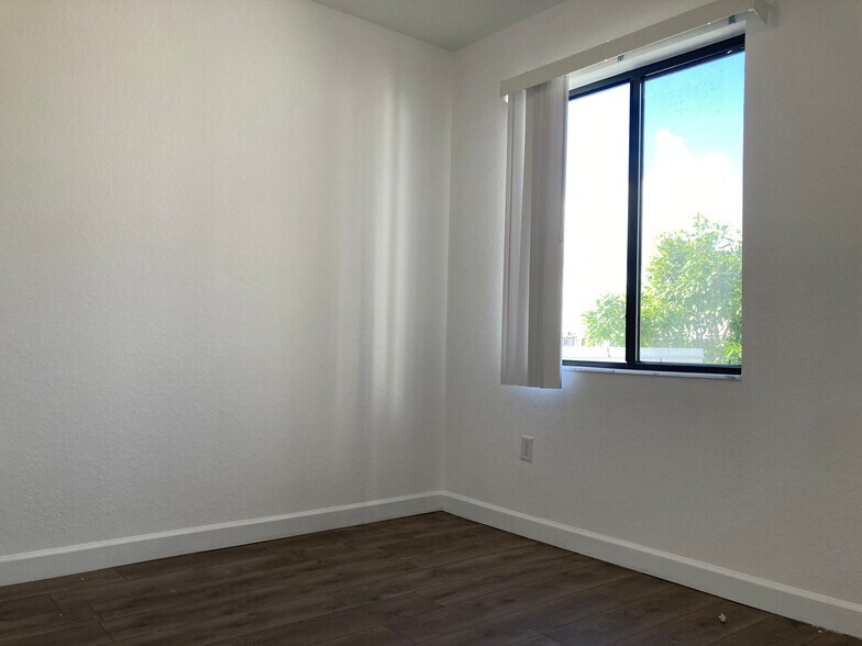 Building Photo - 390 NE 208th Ter