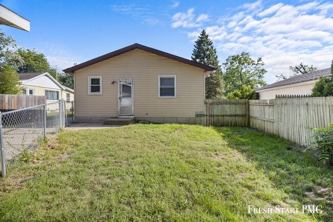 Building Photo - Bright & Spacious Family Home with Garage