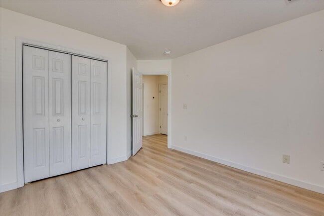 Building Photo - 909 Watsonia Dr