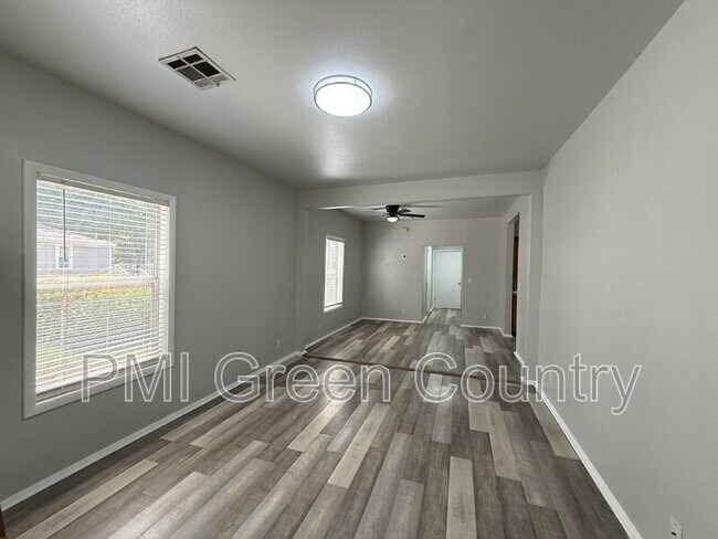 Building Photo - 212 W Pecan St