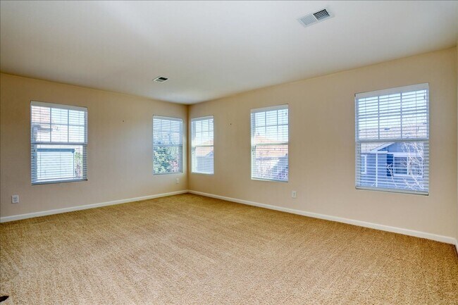 Building Photo - Awesome 3bed/3bath/2car garage on a quiet street in Aurora!