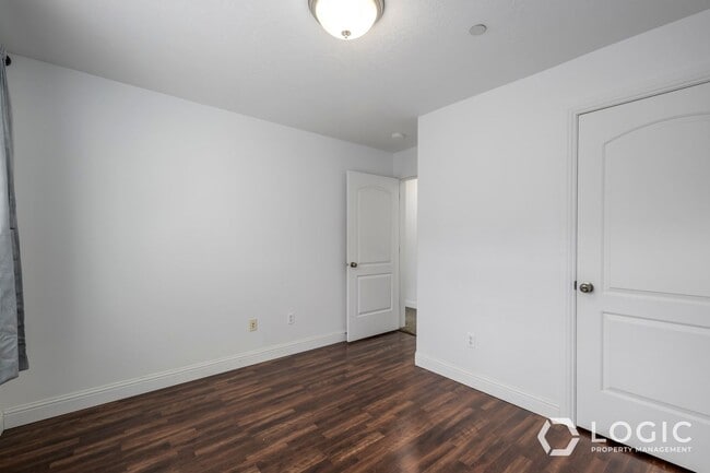 Building Photo - Stunning Top Floor Condo in Great Location!