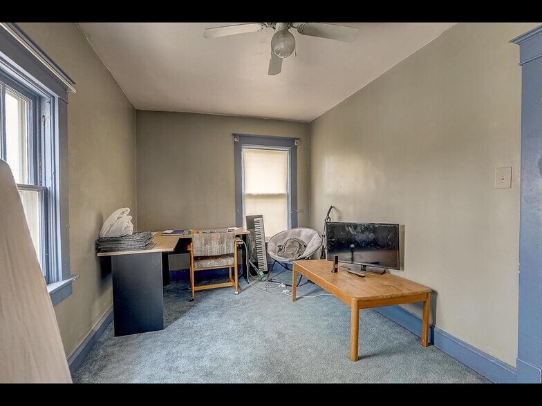 Building Photo - 1613 E Hartford Ave