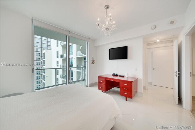 Building Photo - 300 S Biscayne Blvd