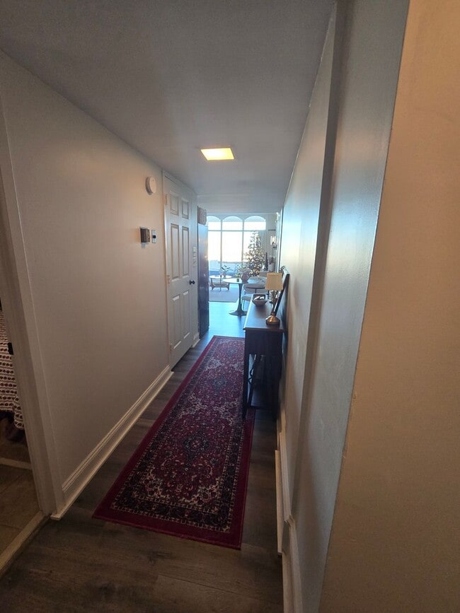 Building Photo - 14L