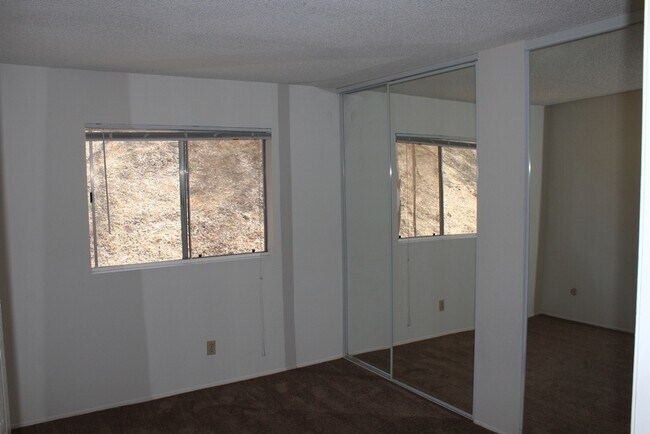 Building Photo - 3557 Kenora Dr