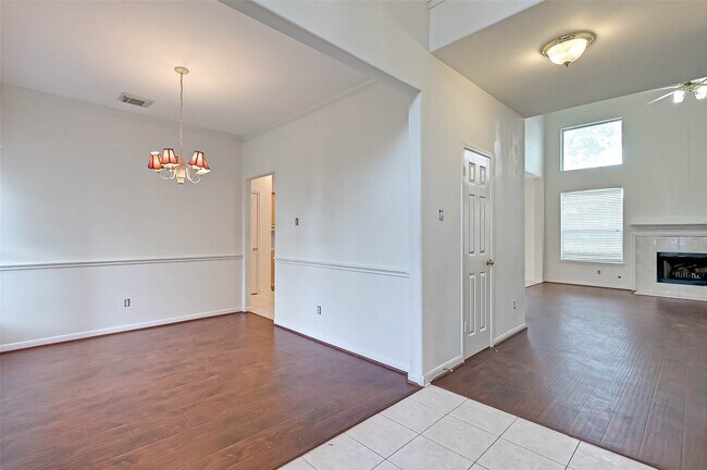 Building Photo - 8846 Gas Light Village Dr