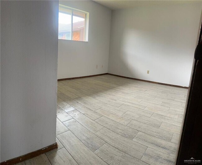 Building Photo - 2421 W Tamarack Ave